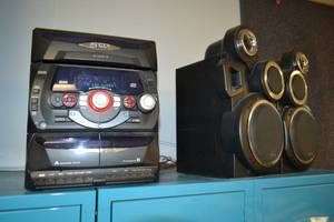 lot 100 image: Audiovox Stereo w Speakers - CD Player, Tape Player and Radio