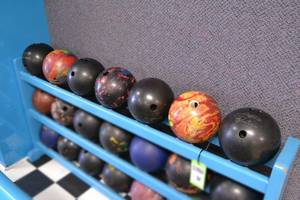 lot 41 image: (7) Bowling Balls