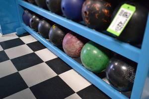 lot 43 image: (7) Bowling Balls