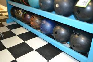 lot 49 image: (7) Bowling Balls