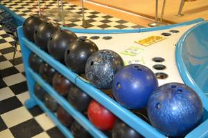 lot 44 image: (7) Bowling Balls
