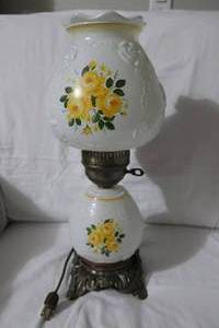 lot 15 image: Vintage Flowered Lamp