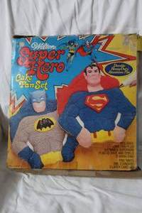 lot 61 image: Vintage 1977 Wilton Superman  Batman Cake Pan