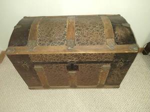 lot 78 image: Antique Trunk From Europe With Contents