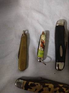 lot 82 image: 10 Pocket Knives