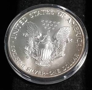 lot 18 image: 1988 AMERICAN SILVER EAGLE 1 TROY OZ. .999 FINE SILVER IN AIRTITE