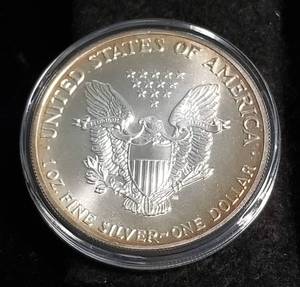 lot 25 image: 1989 AMERICAN SILVER EAGLE 1 TROY OZ. .999 FINE SILVER IN AIRTITE
