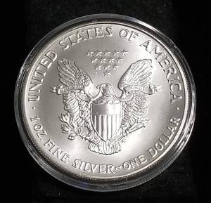 lot 44 image: 1992 AMERICAN SILVER EAGLE 1 TROY OZ. .999 FINE SILVER IN AIRTITE