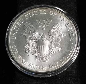 lot 48 image: 1993 AMERICAN SILVER EAGLE 1 TROY OZ. .999 FINE SILVER IN AIRTITE