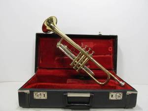 lot 11 image: Vintage REYNOLDS Medalist Trumpet wCase
