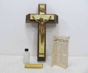 lot 14 image: Vintage Catholic Wood Crucifix Last Rights Box
