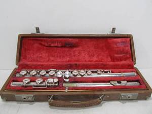 lot 72 image: Vintage ARTLEY Flute wCase