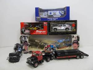 lot 103 image: Group of Larger Diecast Trucks & Vehicles