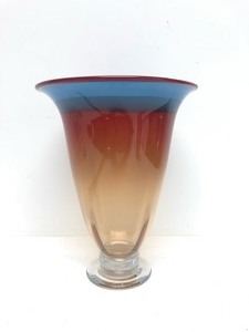 lot 87 image: Excellent Signed Hand Made ROBINSON SCOTT Art Glass Vase