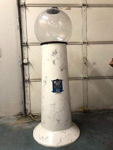 lot 94 image: Very Cool LARGE Vintage BEAVER Fiberglass Gumball Machine - White