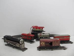 lot 121 image: Vintage Tin Litho MARX Electric Train Set
