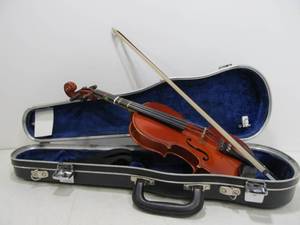 lot 188 image: Nice Vintage German Pfretzschner Stradivarius Copy Violin wCase