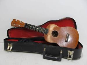 lot 189 image: Vintage 1950s Era Ukulele wCase