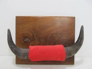 lot 243 image: Vintage Mounted Bull Horn Wall Display