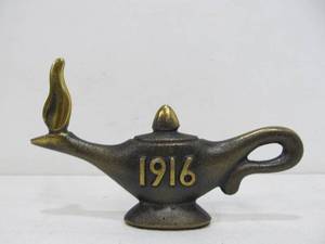 lot 258 image: Vintage Solid Brass Genie Lamp Paperweight - Dated 1916
