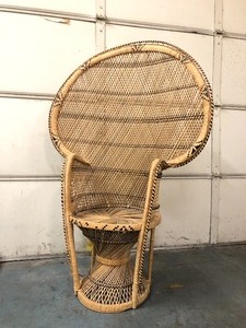 lot 5 image: Large Vintage Mid Century Wicker Peacock Throne chair