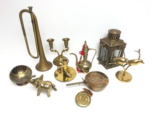 lot 320 image: Large Lot of Vintage Brass Items