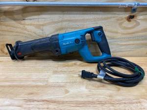 lot 22 image: MAKITA 11 Amp Corded Variable Speed Reciprocating Saw