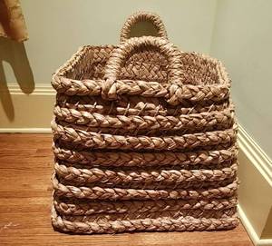 lot 71 image: Extra Large Woven Basket