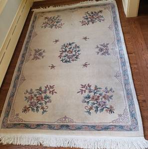 lot 53 image: Subtle Oriental Wool Rug, 60 x 104