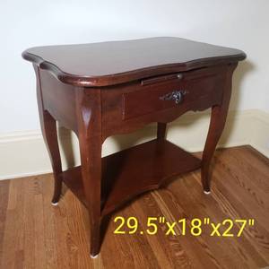 lot 15 image: Stunning Pair of Baker Furniture Nightstands
