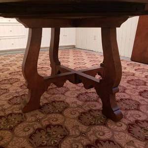 lot 16 image: Traditional Round Mahogany Dining Table