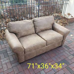 lot 5 image: Handsome Distressed Leather Loveseat by Flexsteel