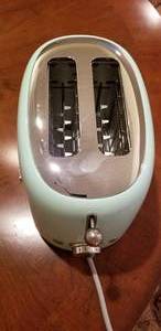 lot 24 image: Luxury Retro Smeg Toaster- Mint Green