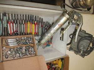 lot 134 image: Box Of Hand Tools, Grease Gun, & Wo...