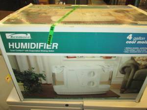 lot 161 image: Kenmore 4 Gallon Cool Mist Humidifi...