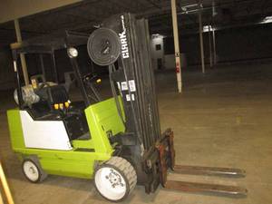 lot 1 image: Clark Model # GCS25MB (6,485 Hrs) 4 Stage Mast Lifts 240, Side Shift, 5000# Base Capacity Fully Lifted, Aluminum Tank Included Runs Great Needs Ring Gear No Leaks