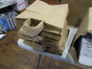 lot 114 image: Carry Out Bags, Drink Holders, Food Floats & Cookie Bags