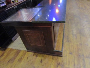 lot 152 image: 30 Granite Top Bar