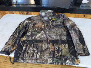lot 103 image: New Mossy Oak Yukon Gear Hunting Jacket