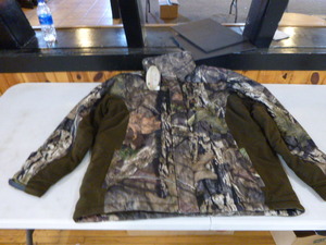 lot 104 image: New Mossy Oak Yukon Gear Hunting Jacket
