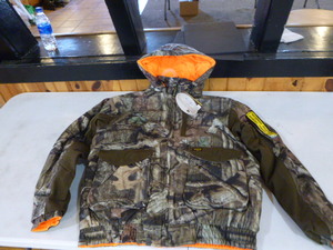 lot 105 image: New Mossy Oak Yukon Gear Hunting Jacket with Hood