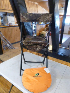 lot 106 image: New Mossy Oak Foldable Hunting Chair