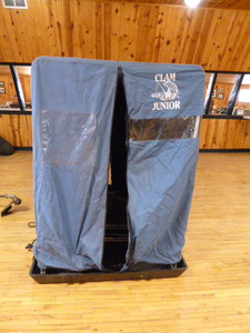 lot 3 image: Clam Junior Portable Fish House