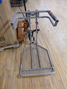lot 181 image: Stand-Up Deer Stand