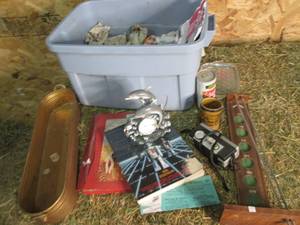 lot 11 image: Box of Vintage Items See Photos...