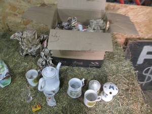 lot 12 image: Box of Vintage Glassware...