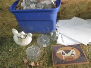lot 15 image: Tote of Glassware...