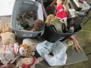 lot 74 image: Vintage Stuffed Animals, Toy Cap Gu...