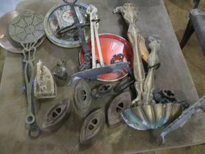 lot 121 image: Lot of Vintage Dcor In Tote...