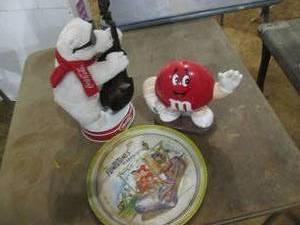 lot 124 image: Coca Cola Bear, M & M Man, & Vintag...